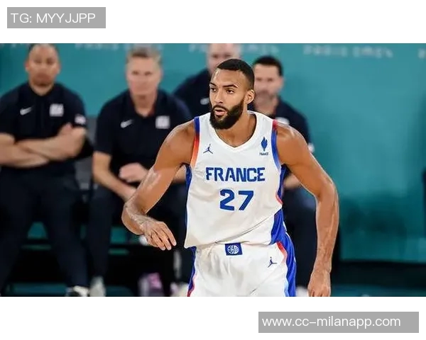 芬奇谈戈贝尔缺席第四节防守困境球队内线失守亟需调整策略